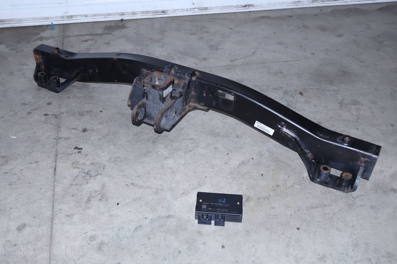 Bumper Reinforcement / Trailer Hitch Kit 4L0803921F — Used (SKU 660124)