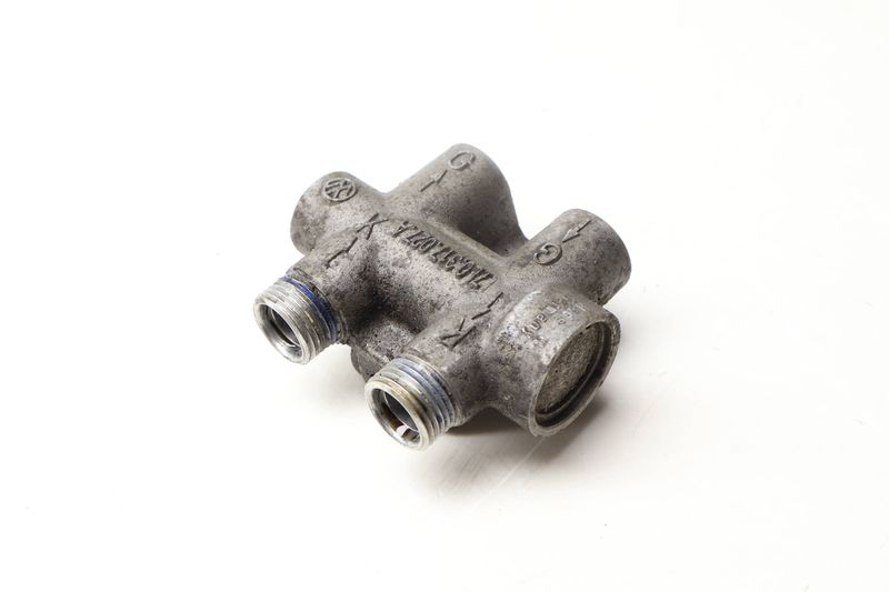 Transmission Oil Cooler Temp Valve / Thermostat 7L0317027A — Used (SKU 659916)