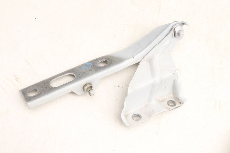 Hood Hinge 8R0823301A — Used (SKU 522223)