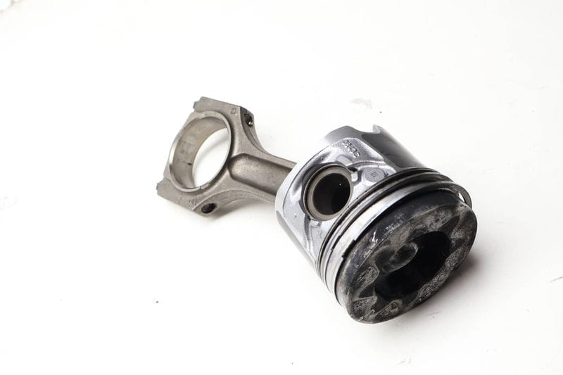 Piston w/ Connecting Rod 11258580699 — Used (SKU 624236)