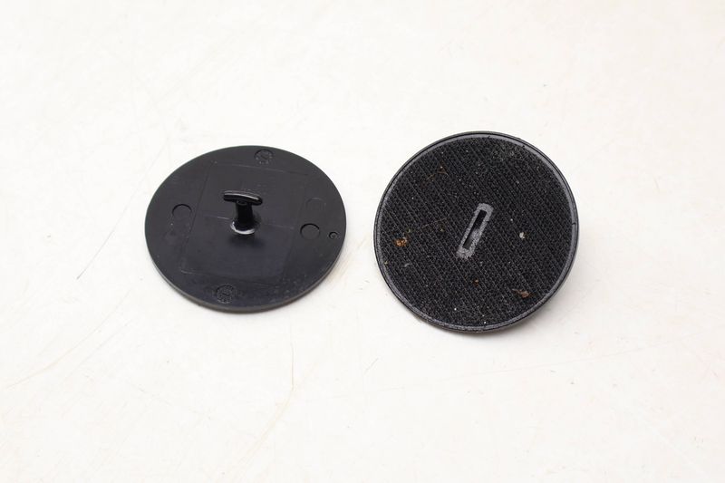 Carpet Floor Mat Fastener / Mount Set (2) 07149166609 — Used (SKU 677732)