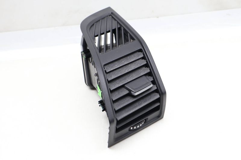 Dash Air Vent 64229283001 — Used (SKU 628244)