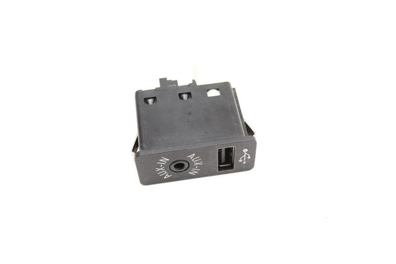 USB / AUX-IN Socket 84109266607 — Used (SKU 572178)