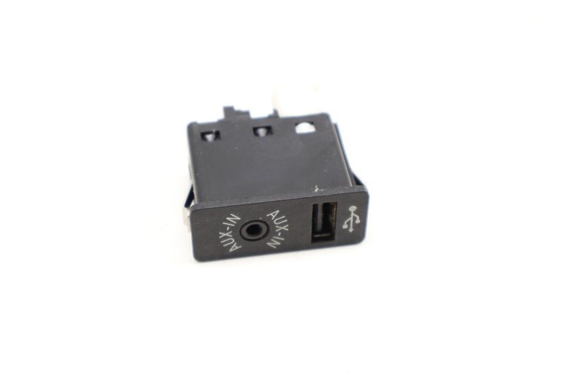 USB / AUX-IN Socket 84109266607 — Used (SKU 612425)