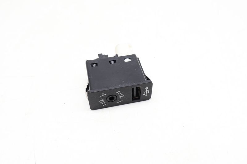 USB / AUX-IN Socket 84109266607 — Used (SKU 628427)