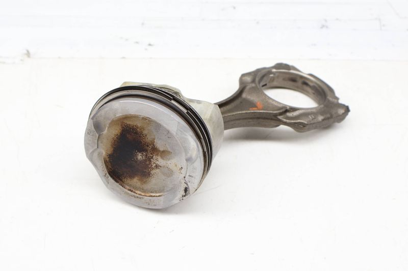 Piston w/ Connecting Rod 11258607933 — Used (SKU 715901)
