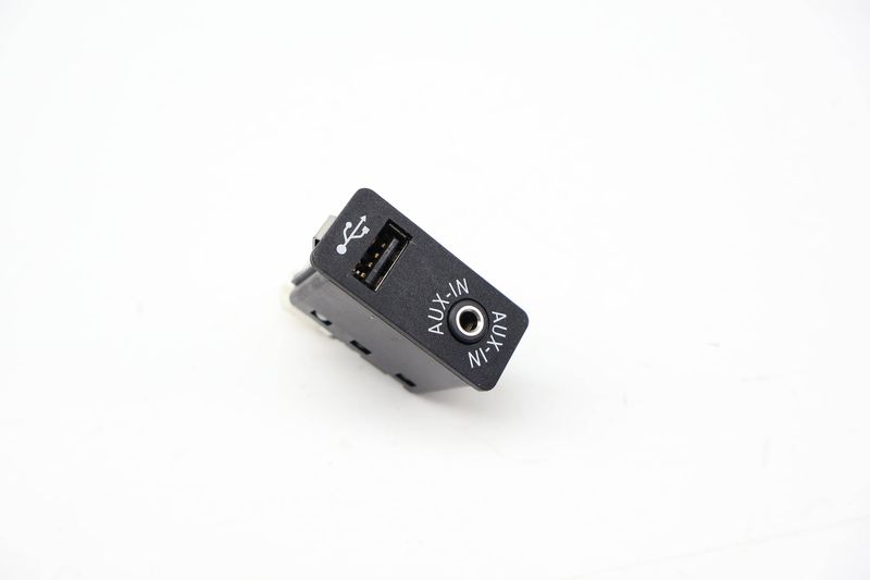 USB / AUX-IN Socket 84109237653 — Used (SKU 715527)