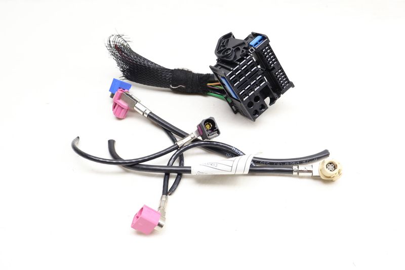 Radio / Stereo Infotainment Unit Wiring Connector Set — Used (SKU 638306)