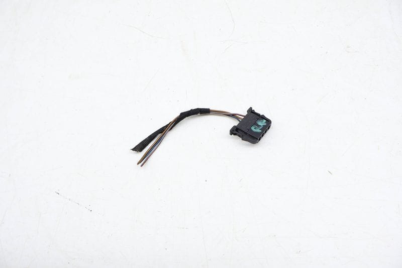 4-PIN Wiring Harness Connector / Pigtail 4D0972704 — Used (SKU 675058)