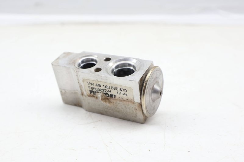 AC Expansion Valve 1K0820679 — Used (SKU 674908)