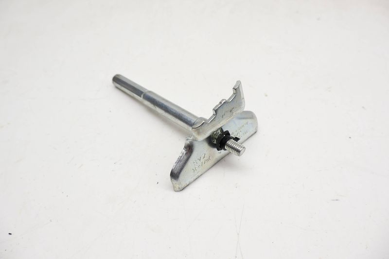 Battery Tie Down / Holder 7L0915138C — Used (SKU 720290)