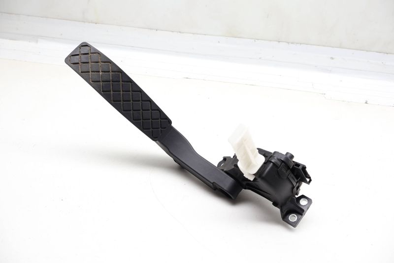 Gas Pedal / Accelerator Module 7L0723507D — Used (SKU 720121)
