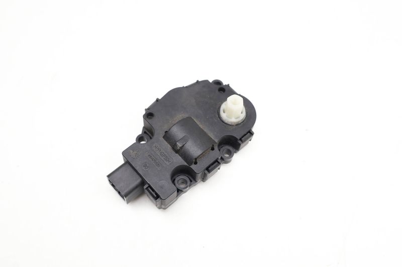 HVAC Flap / Servo Air Motor / Actuator 7P0907511A — Used (SKU 720223)