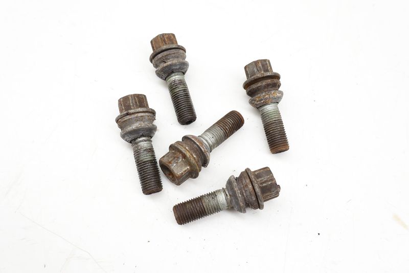 Wheel Lug Bolt / Nut Set (5) WHT002529 — Used (SKU 720307)