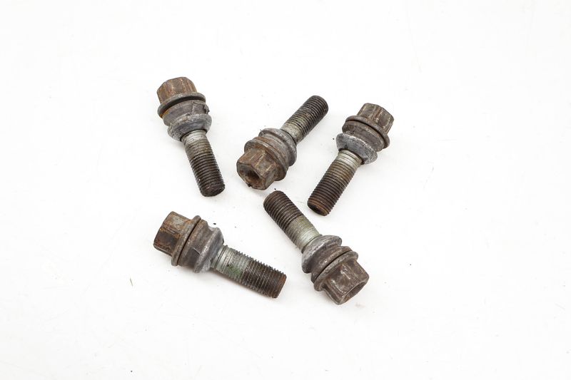 Wheel Lug Bolt / Nut Set (5) WHT002529 — Used (SKU 720308)