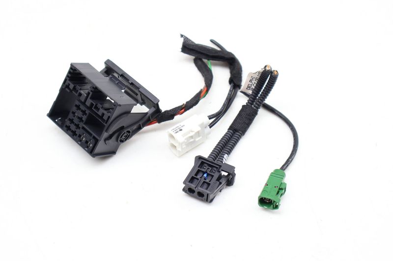 Radio Tuner Amplifier / Amp Wiring Harness Connector Set — Used (SKU 683885)