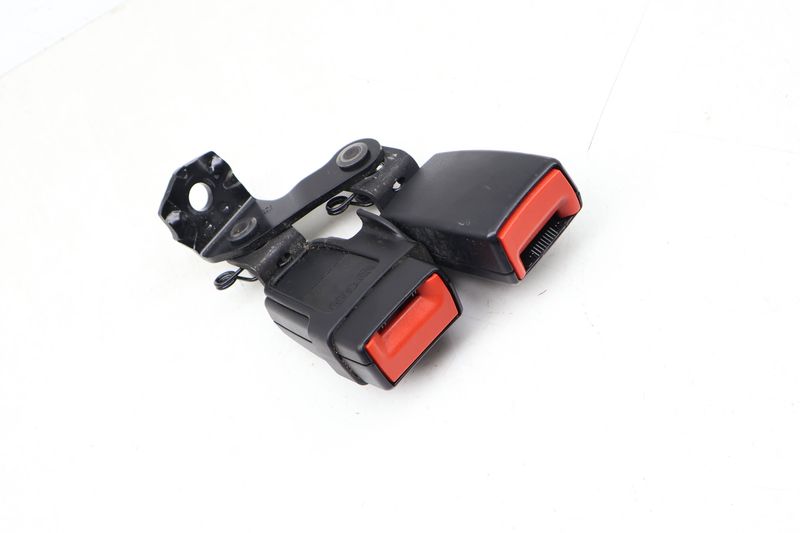 Seatbelt / Seat Belt Double Buckle Receiver 4G0857739 — Used (SKU 683889)