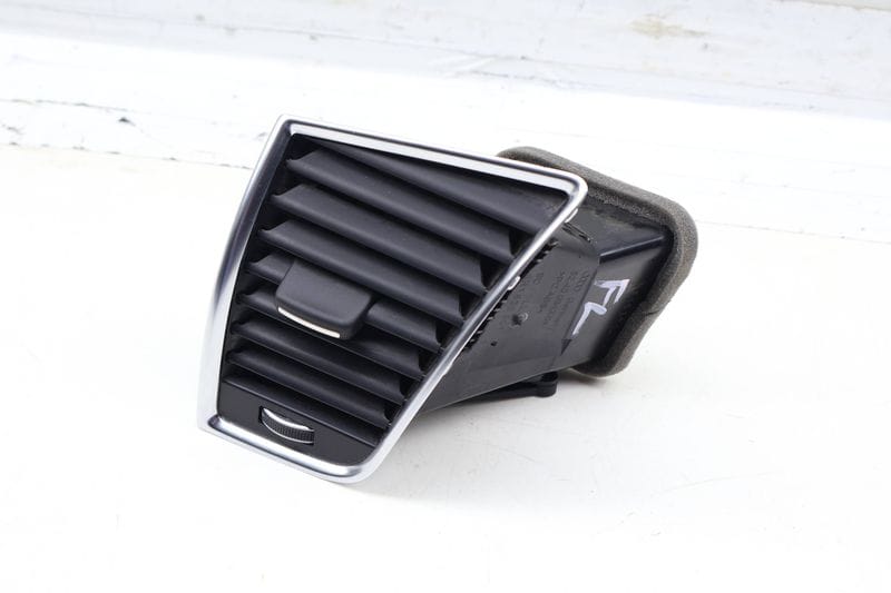 Dash Air Vent 8R1820901L — Used (SKU 702593)