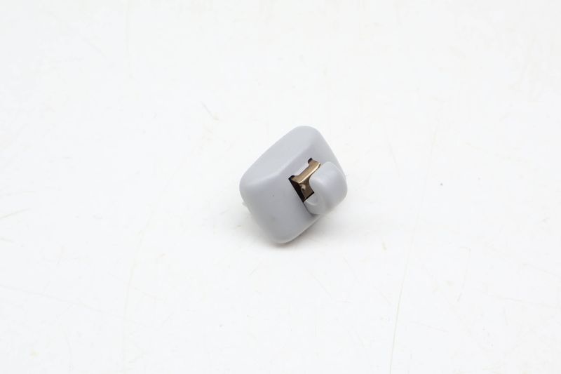 Sun Visor Clip / Bracket 8U0857562A — Used (SKU 702573)