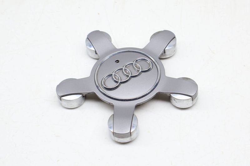 Wheel Center Cap 8R0601165 — Used (SKU 702557)