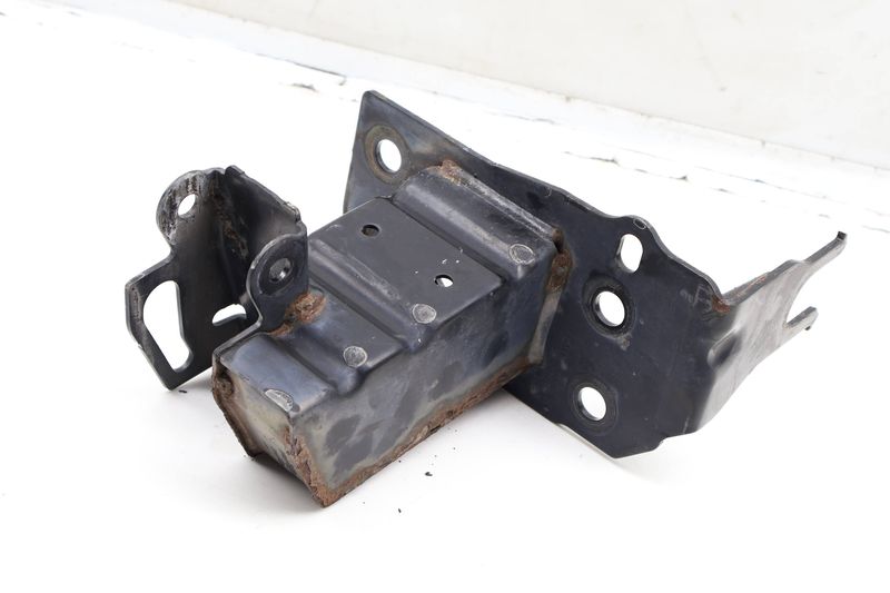 Bumper Impact Beam Mount Bracket 4L0807133A — Used (SKU 609879)
