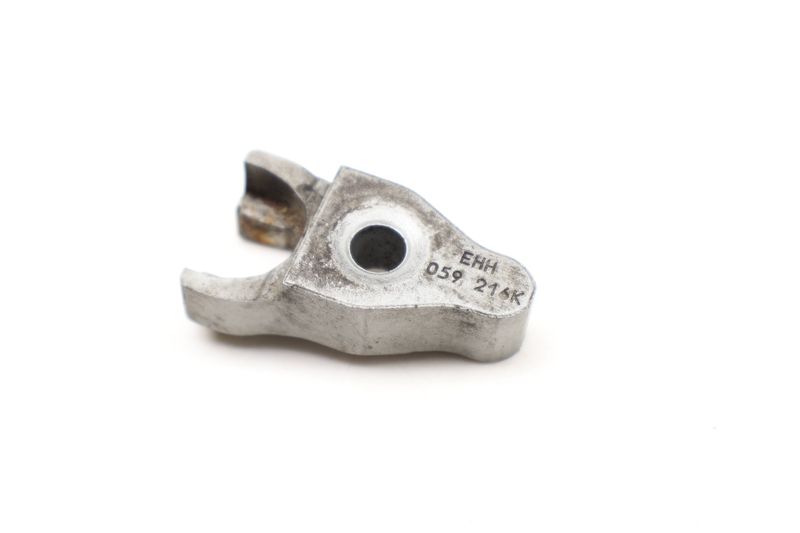 Fuel Injector Retaining Plate 059130216K — Used (SKU 609694)