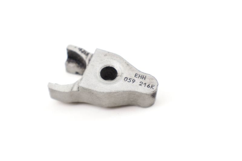 Fuel Injector Retaining Plate 059130216K — Used (SKU 609697)