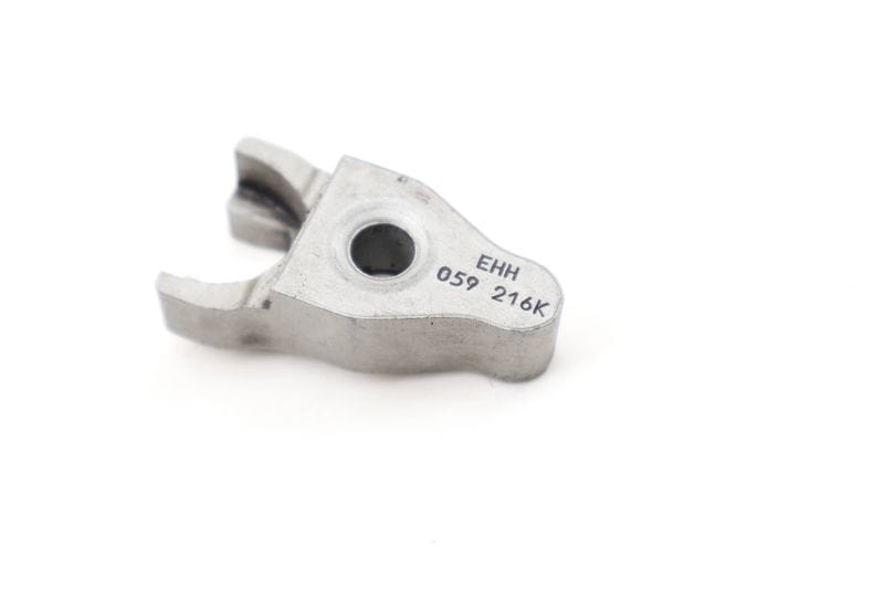 Fuel Injector Retaining Plate 059130216K — Used (SKU 609699)