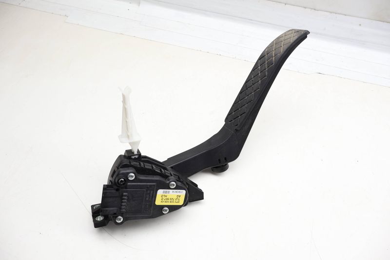Gas Pedal / Accelerator Module 7L0723507D — Used (SKU 720826)