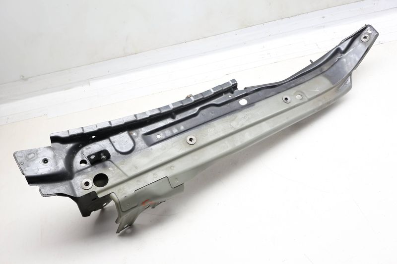 Upper Fender Mount / Bracket 4L0805157B — Used (SKU 720928)