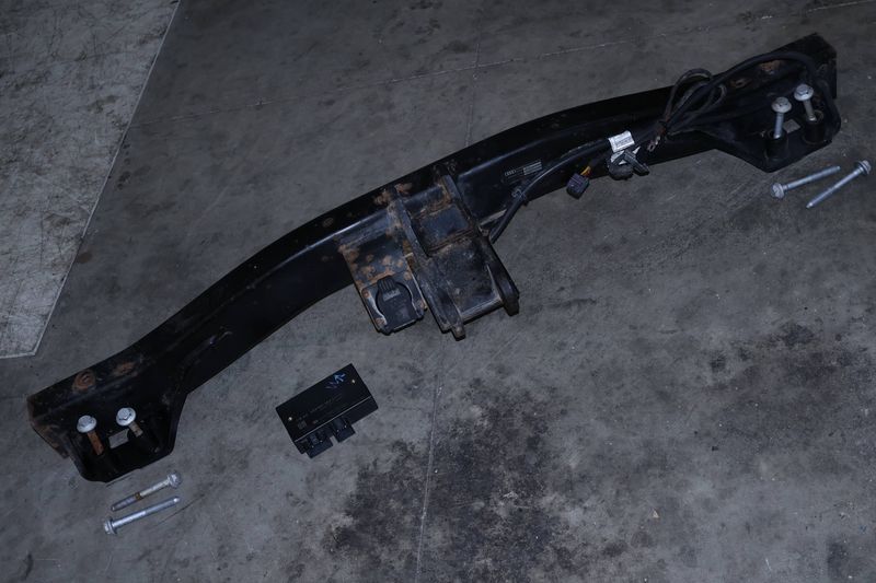 Bumper Reinforcement / Trailer Hitch Kit 4L0803921F — Used (SKU 721123)