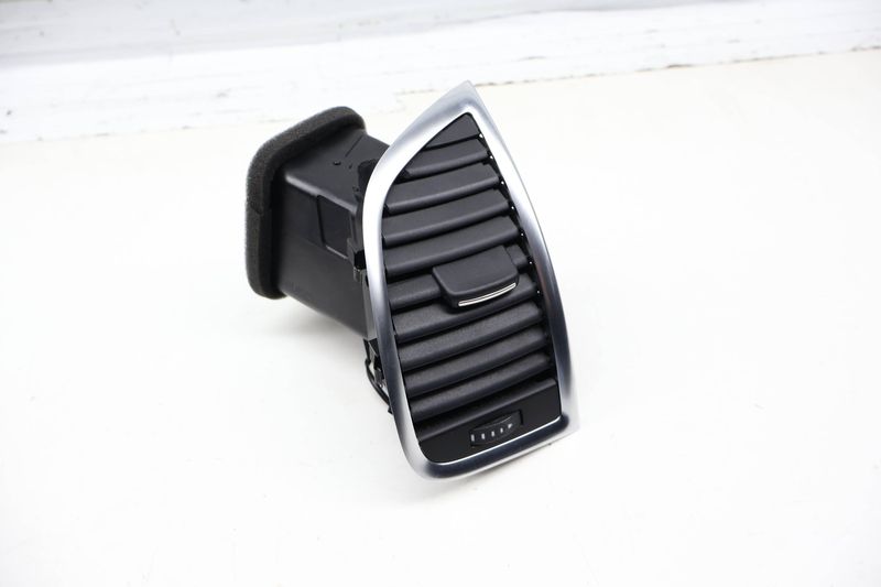Dash Air Vent 4L0820902T — Used (SKU 720796)