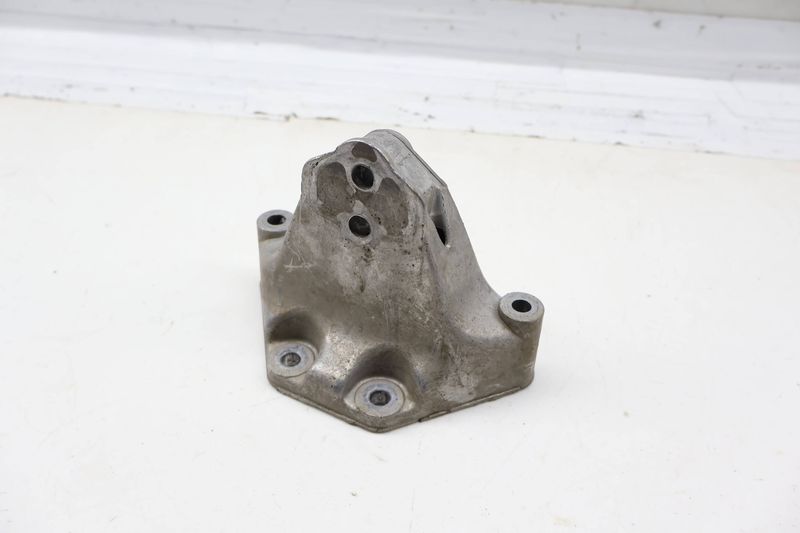 Transmission Transfer Case / Gearbox Mount Bracket 7L0399649E — Used (SKU 720912)
