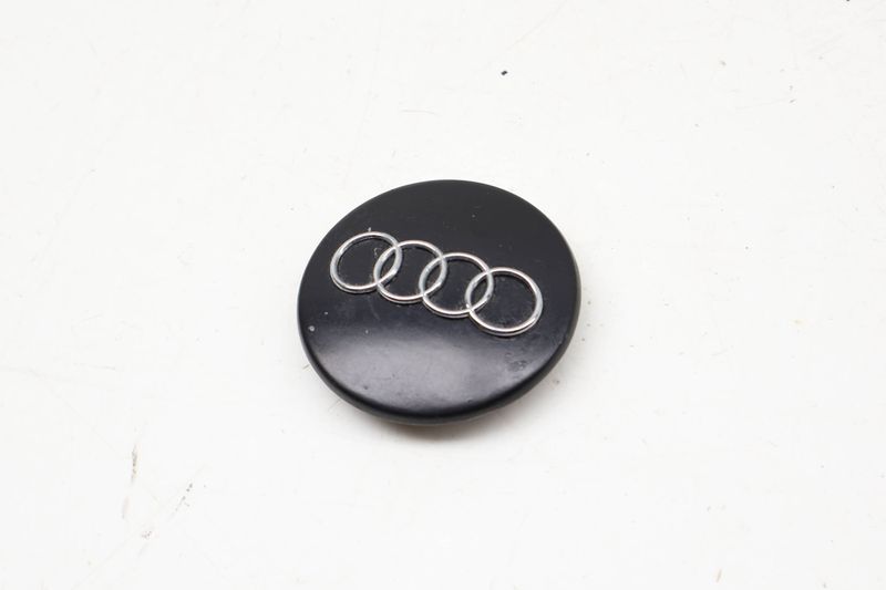 Wheel Center Cap 8D0601170 — Used (SKU 721128)