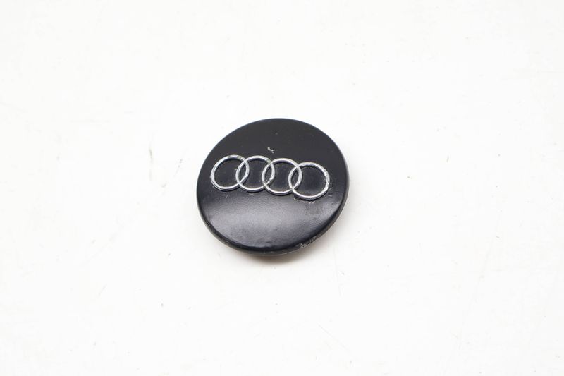 Wheel Center Cap 8D0601170 — Used (SKU 721129)