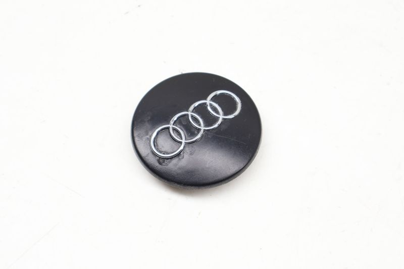 Wheel Center Cap 8D0601170 — Used (SKU 721131)