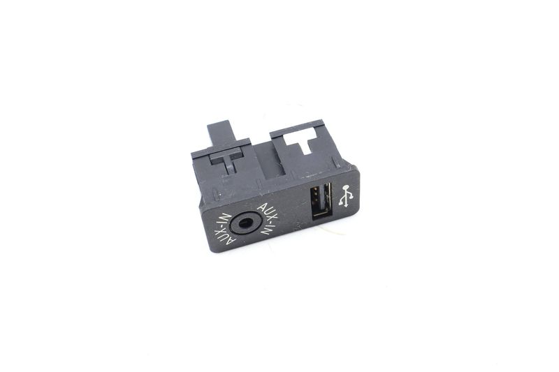 USB / AUX-IN Socket 84109229246 — Used (SKU 690517)