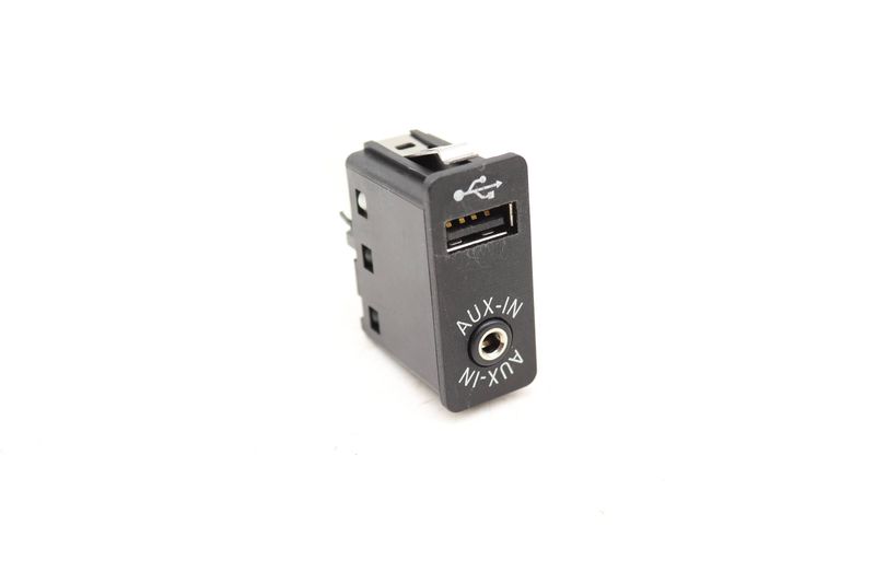 USB / AUX-IN Socket 84109237653 — Used (SKU 466734)