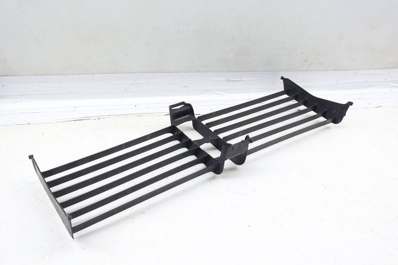 Radiator Air Duct Grille 51747183854 — Used (SKU 683758)