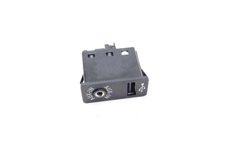 USB / AUX-IN Socket 84109237653 — Used (SKU 683470)