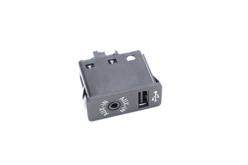 USB / AUX-IN Socket 84109266607 — Used (SKU 688812)