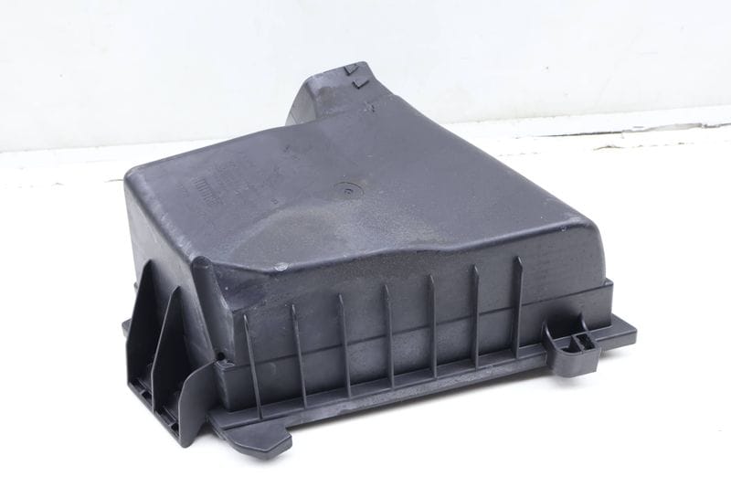 Engine Air Filter Box / Housing (UPPER) 13717613822 — Used (SKU 622301)