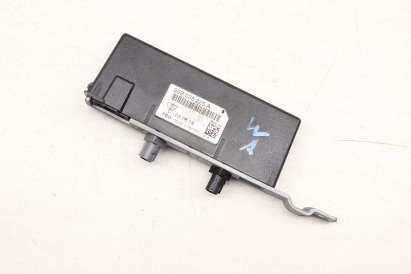 Antenna Booster 95B035225A — Used (SKU 482508)