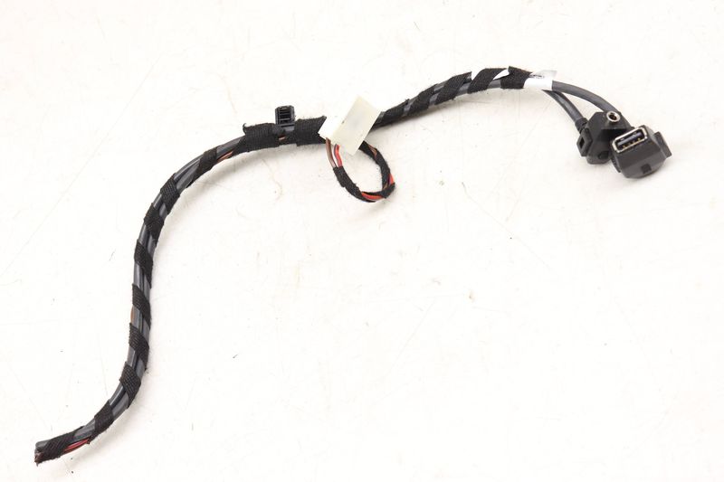AUX-IN / USB Socket / Port 7PP035724D — Used (SKU 509442)