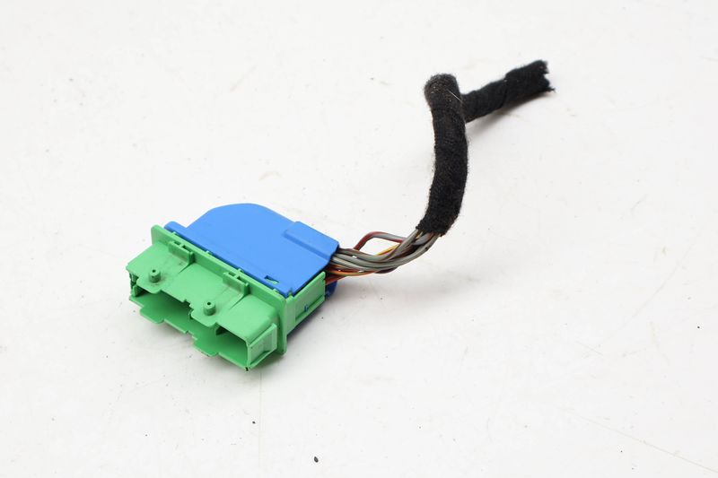 Door Wiring Harness Connector / Pigtail 8W0972701 — Used (SKU 730672)