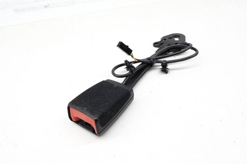 Seat Belt Buckle / Receiver 7P0857755 — Used (SKU 730118)