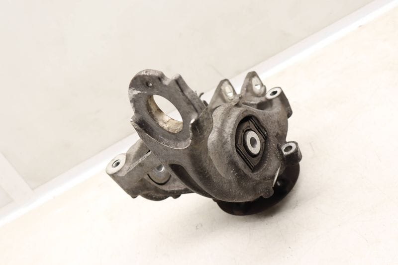 Spindle Knuckle w/ Wheel Bearing 8R0505435C — Used (SKU 537910)