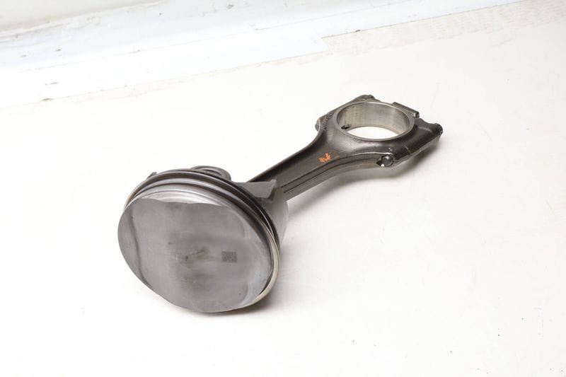 Piston w/ Connecting Rod 94610306019 — Used (SKU 657578)