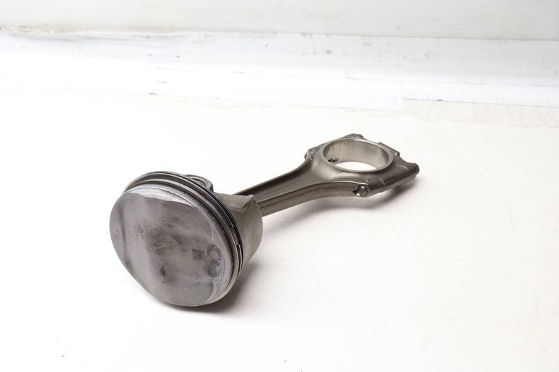 Piston w/ Connecting Rod 94610306019 — Used (SKU 657579)