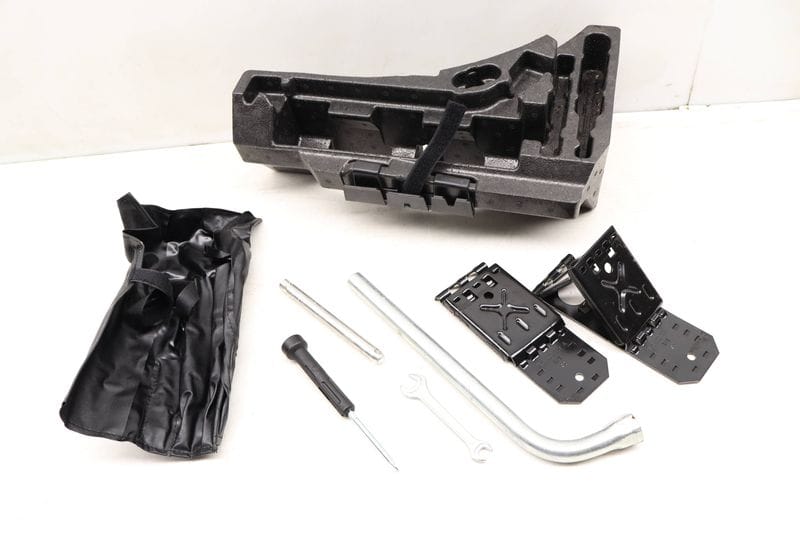 Tool Kit 95B012109A — Used (SKU 487529)